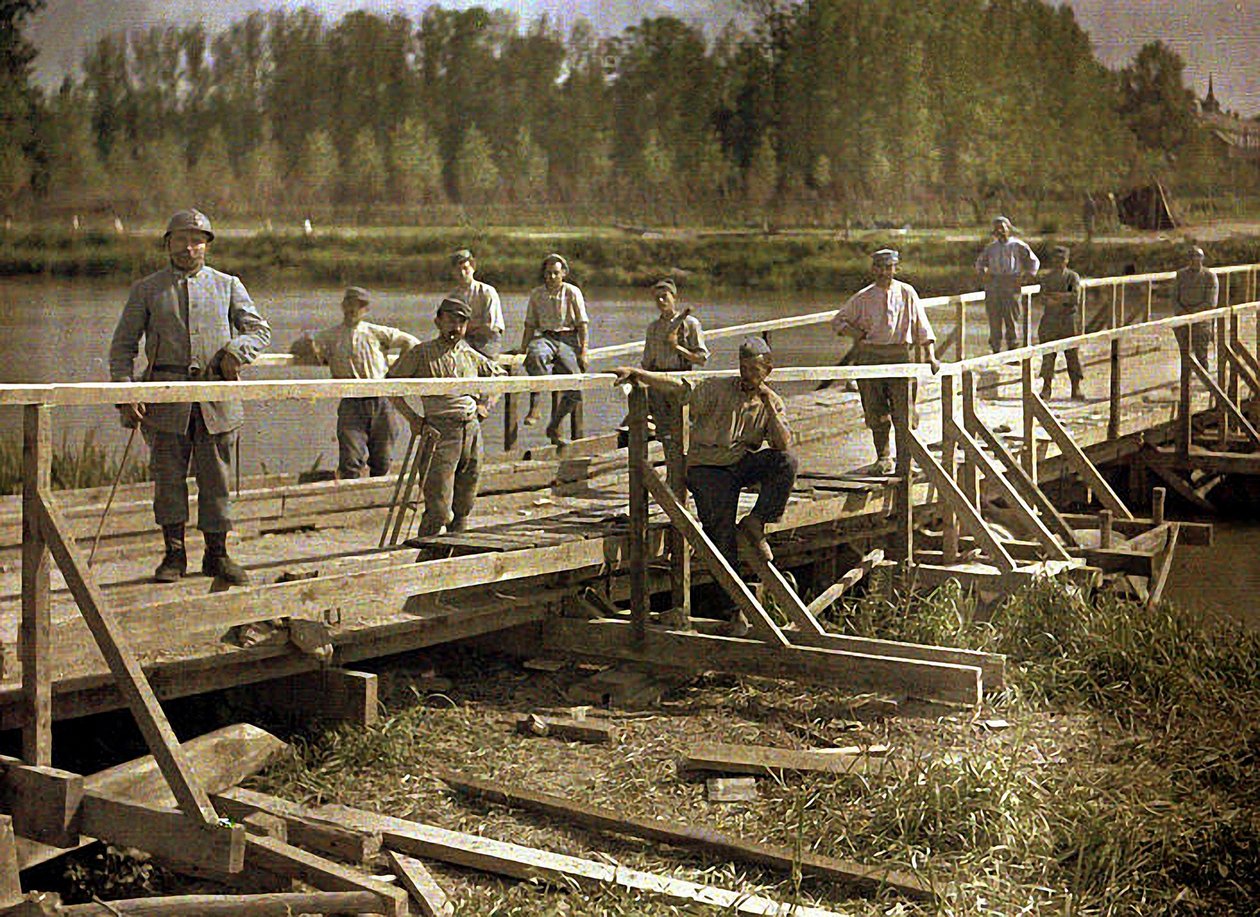 Soldados franceses de uma unidade especial construindo uma ponte de madeira sobre o Aisne, Soissons, França, 1917 (autocrômico) de Fernand Cuville