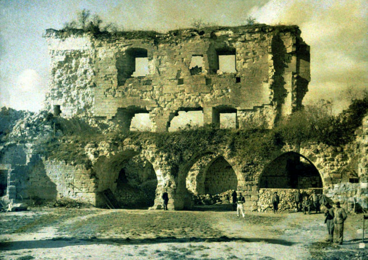 Soldados franceses no pátio de um castelo fortemente danificado explodido por soldados alemães em 1917, Coucy-le-Château-Auffrique, Aisne, França, 1918 (autocrômico) de Fernand Cuville