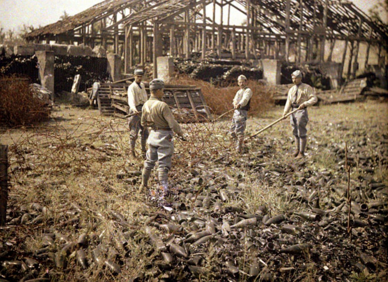 Soldados franceses instalando arame farpado perto do armazém para garrafas, em uma fábrica de vidros altamente danificados, Verrerie Saint-Grobain de Vauxrot, Cuffies, Aisne, França, 1917 (autocrômico) de Fernand Cuville