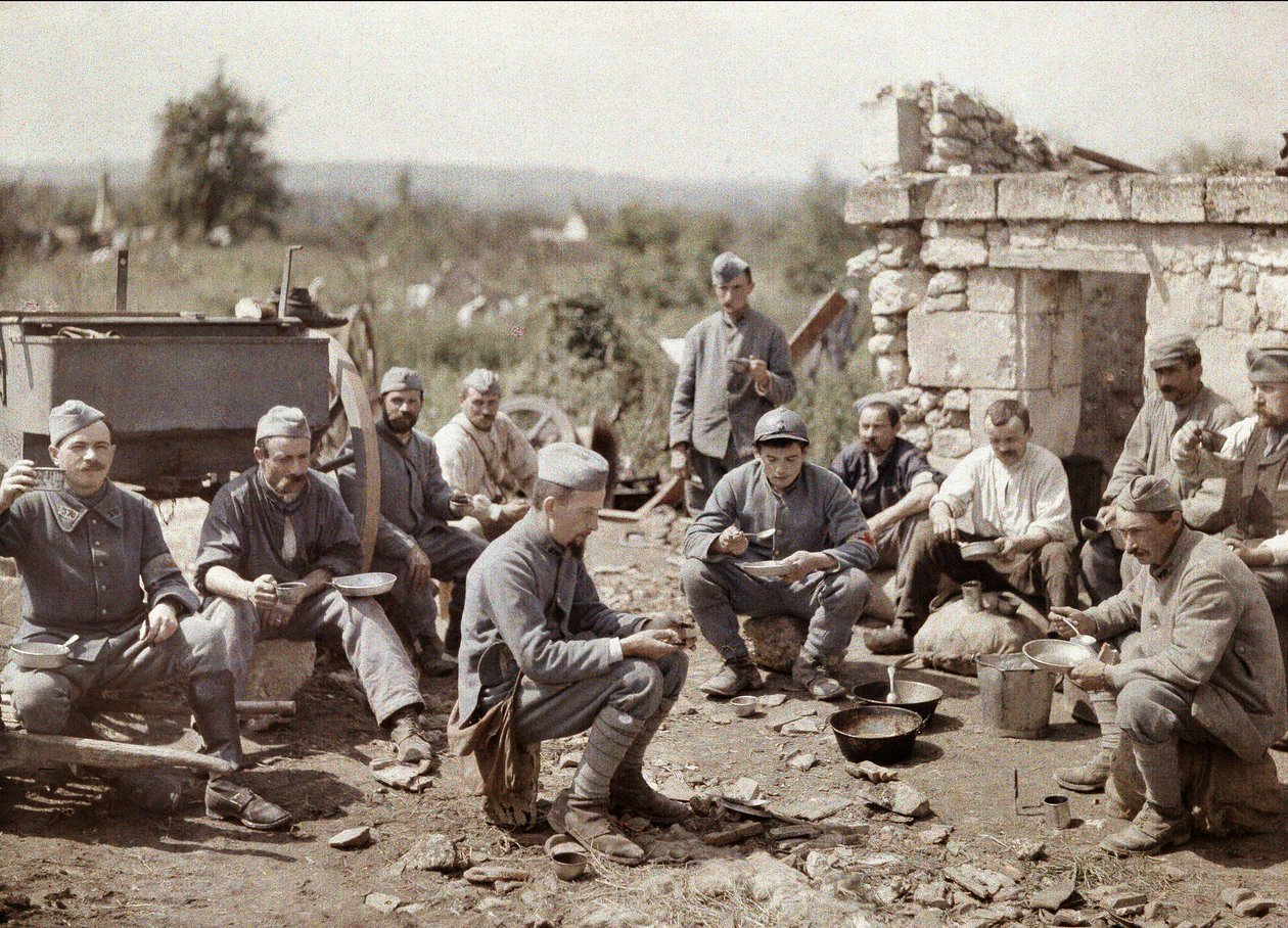 Soldados franceses do 370º Regimento de infantaria comendo sopa durante a batalha do Aisne, França, 1917 (autocrômico) de Fernand Cuville