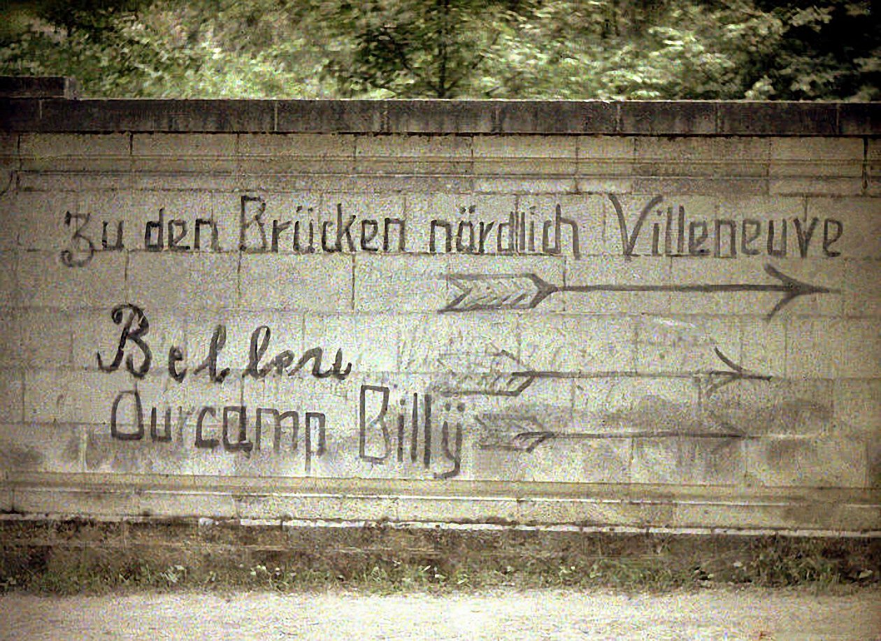 Inscrições alemãs e inglesas em uma parede, Soissons, Aisne, França, 1917 (autocrômico) de Fernand Cuville
