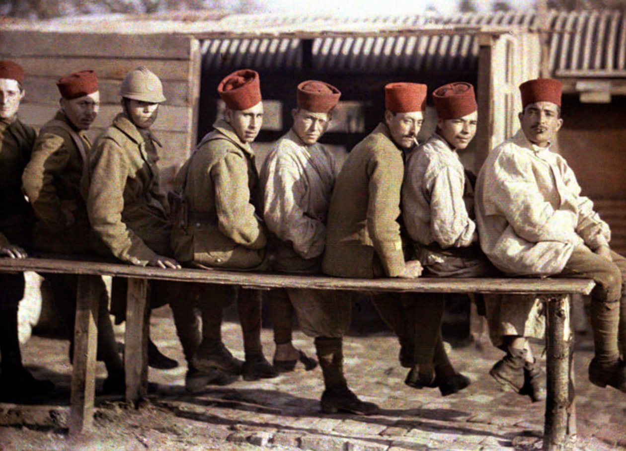 Grupo de soldados argelinos após a retirada do exército alemão, Noyon, Oise, França, 1917 (autocrômico) de Fernand Cuville