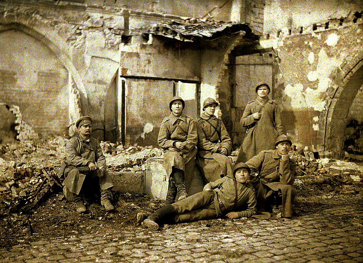 Grupo de soldados russos nas ruínas, Reims, Marne, França, 1917 (autochrome) de Fernand Cuville