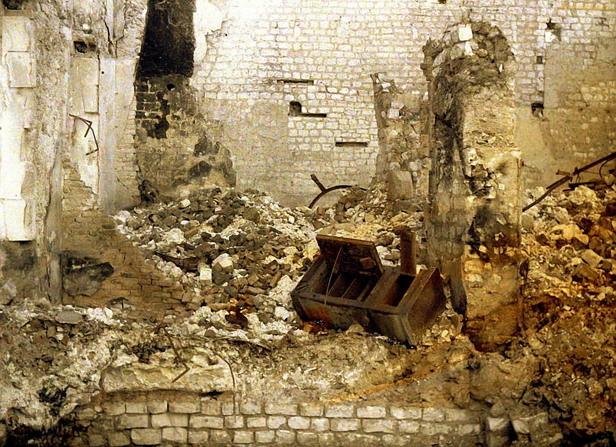 Interior de uma casa bombardeada, Reims, Marne, França, 1917 (autochrome) de Fernand Cuville