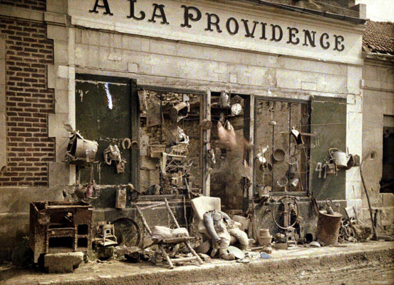 Junk shop &39;A La Providence&39; após o retiro dos alemães, Bucy-le-Long, Aisne, França, 1917 (autocrômico) de Fernand Cuville