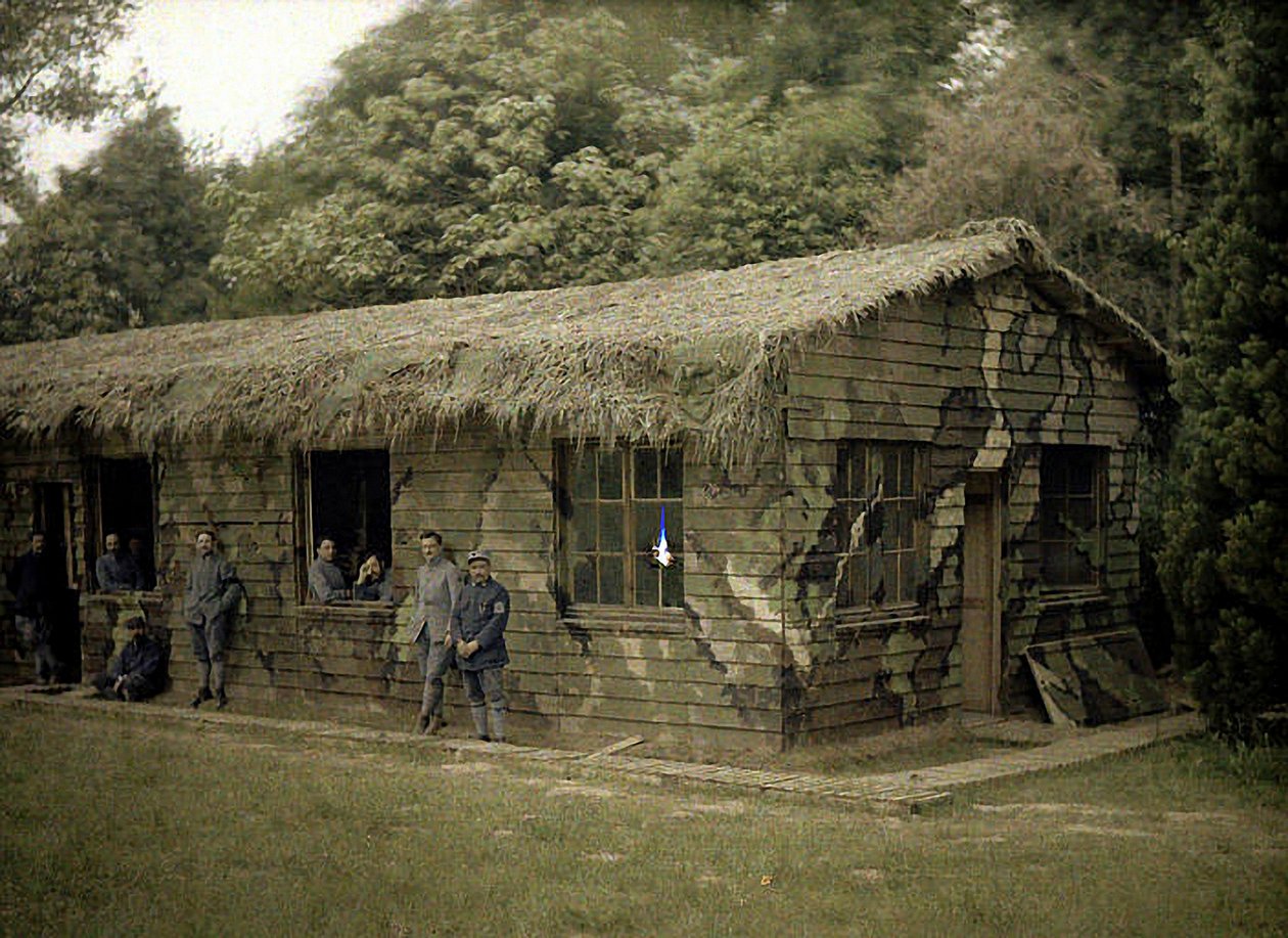 Nove soldados franceses em um edifício de madeira com camuflagem militar, Soissons, Aisne, França, 1917 (autochrome) de Fernand Cuville