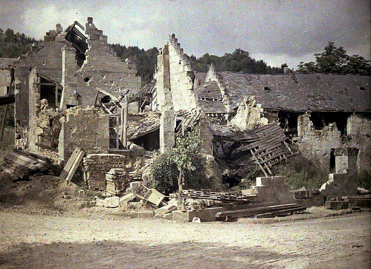 Casas arruinadas, Pommiers, Aisne, França, 1917 (autocrômico) de Fernand Cuville