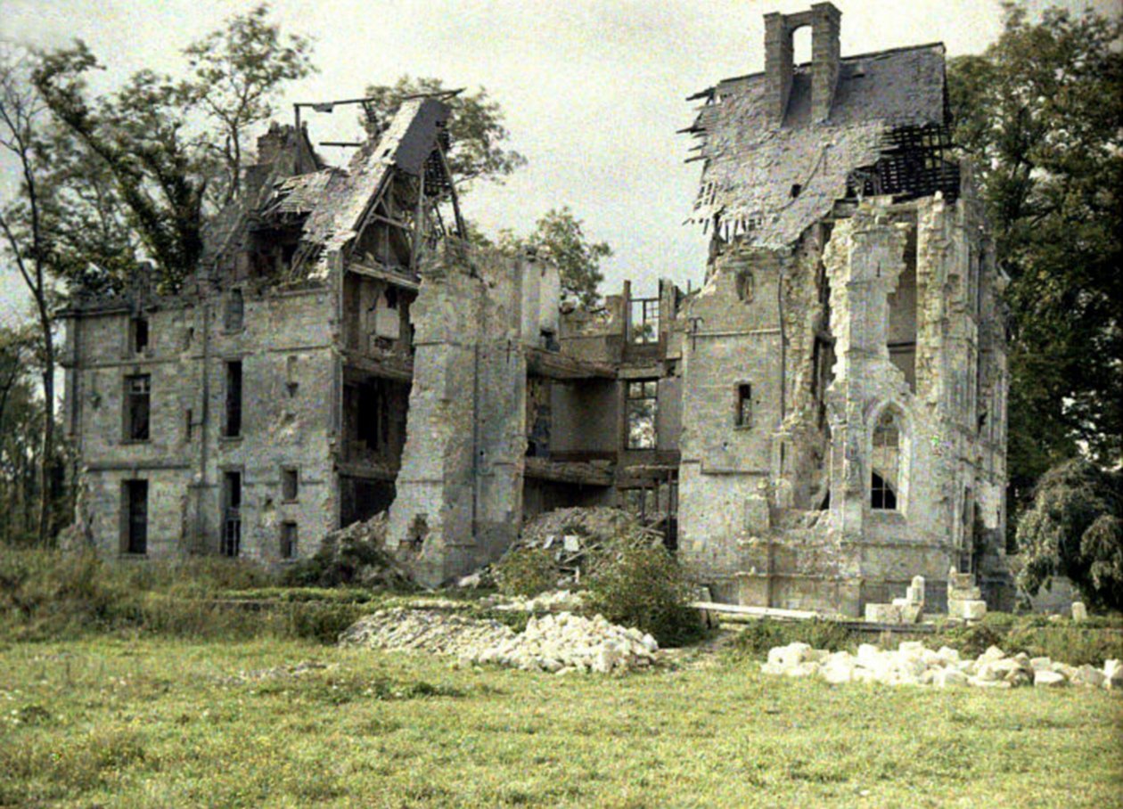 Ruínas do Chateau Plessis após o recuo dos alemães, Noyon, Oise, França, 1917 (autocrômico) de Fernand Cuville
