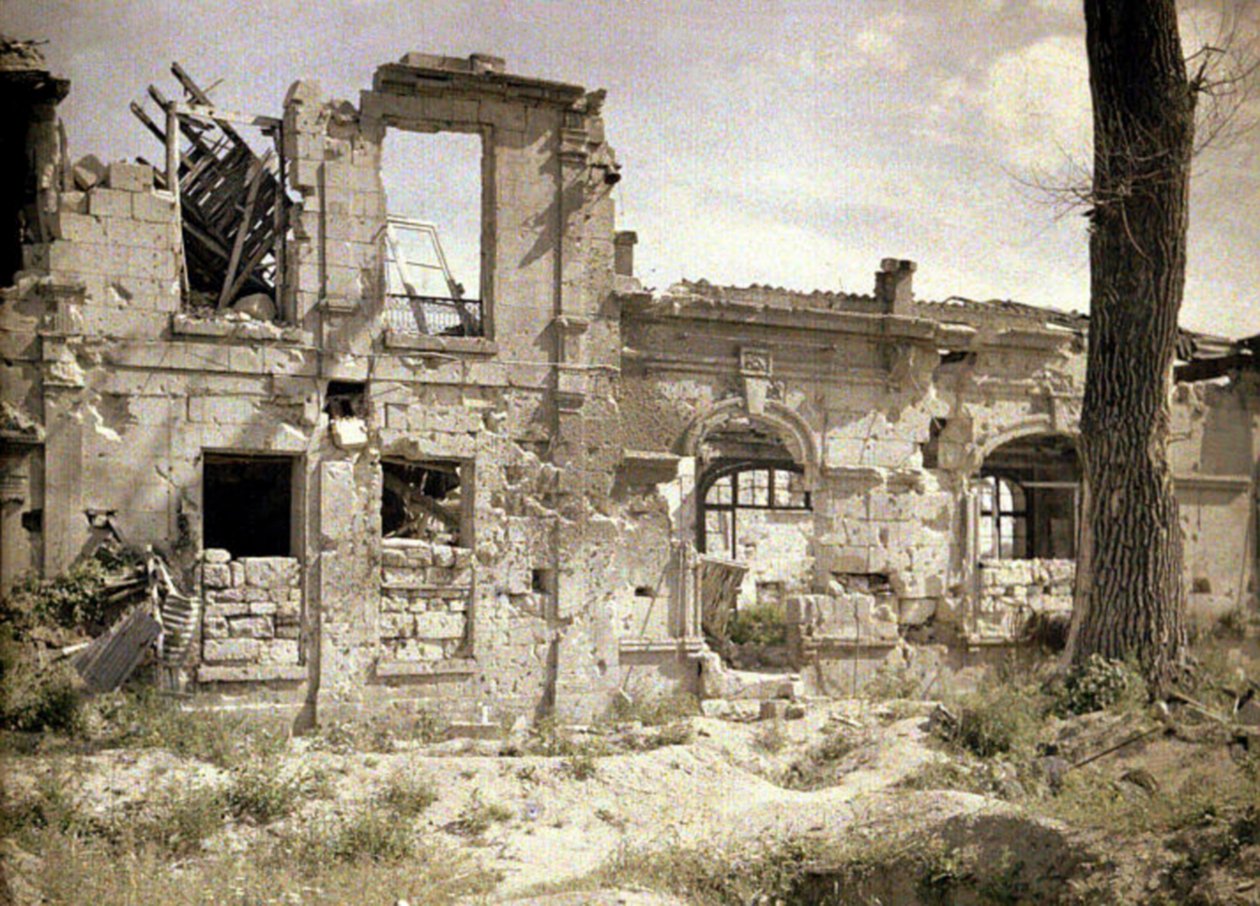 Ruínas do Castelo Saint-Paul, Crouy, Soissons, Aisne, França, 1917 (autocrômico) de Fernand Cuville