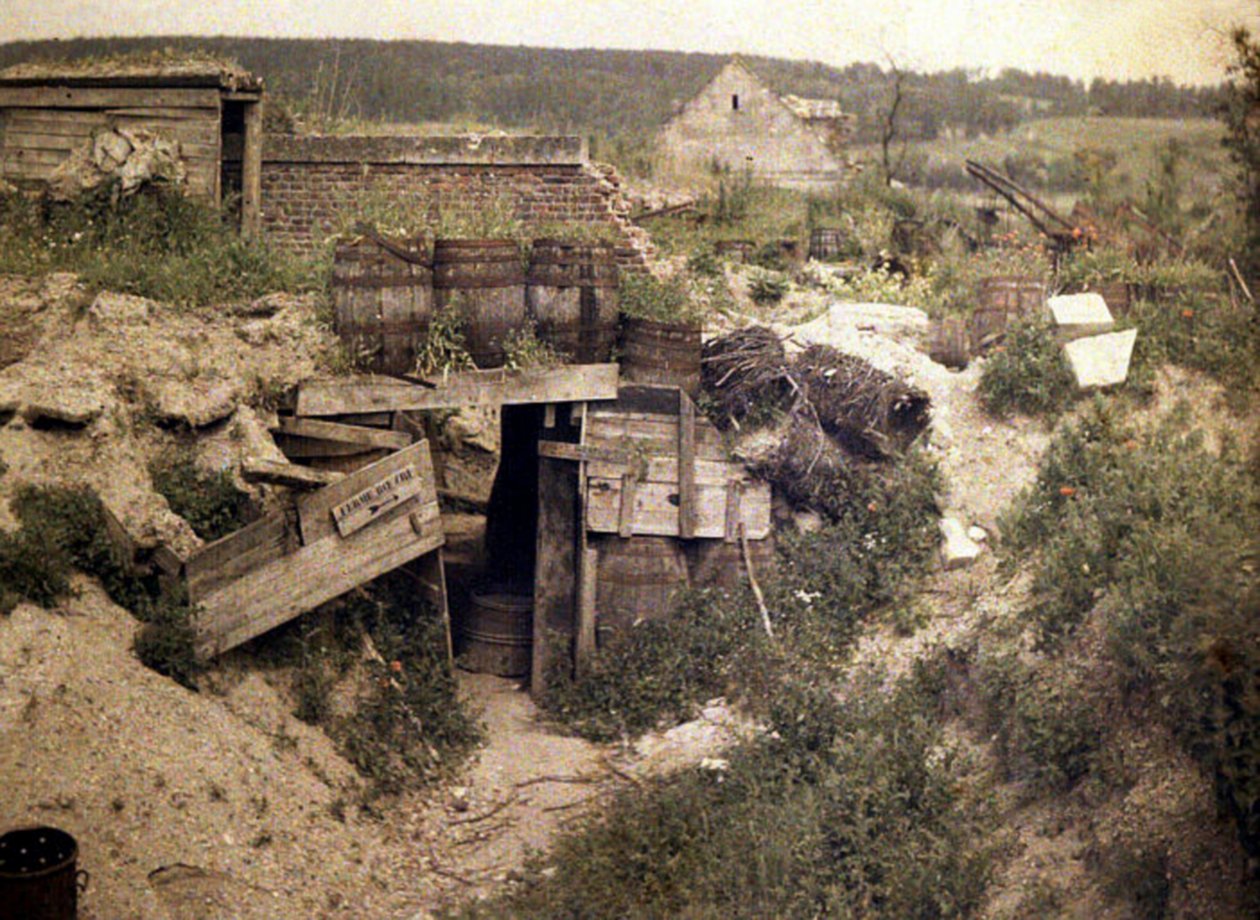 Abrigo na fazenda Boevre, Soissons, Aisne, França, 1917 (autocrômico) de Fernand Cuville
