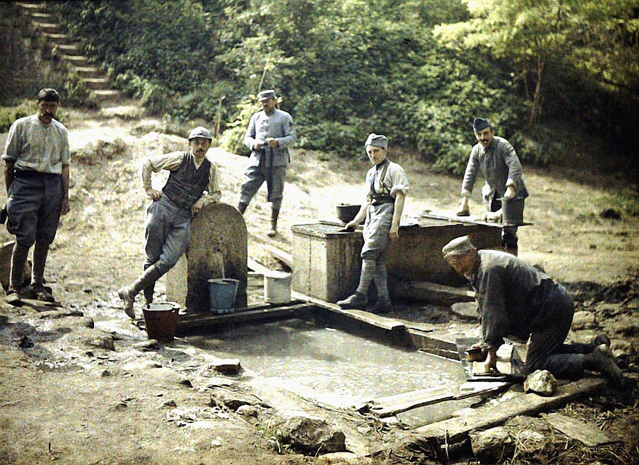 Seis soldados franceses com baldes e lavanderia em uma fonte, Soissons, Aisne, França, 1917 (autochrome) de Fernand Cuville