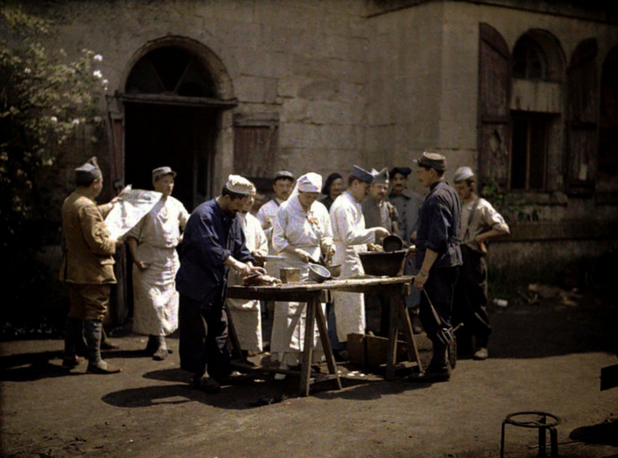 Soldados no Chateau Vauxbuin, usado pelo exército francês como hospital, Soissons, Aisne, França, 1917 (autocrômico) de Fernand Cuville