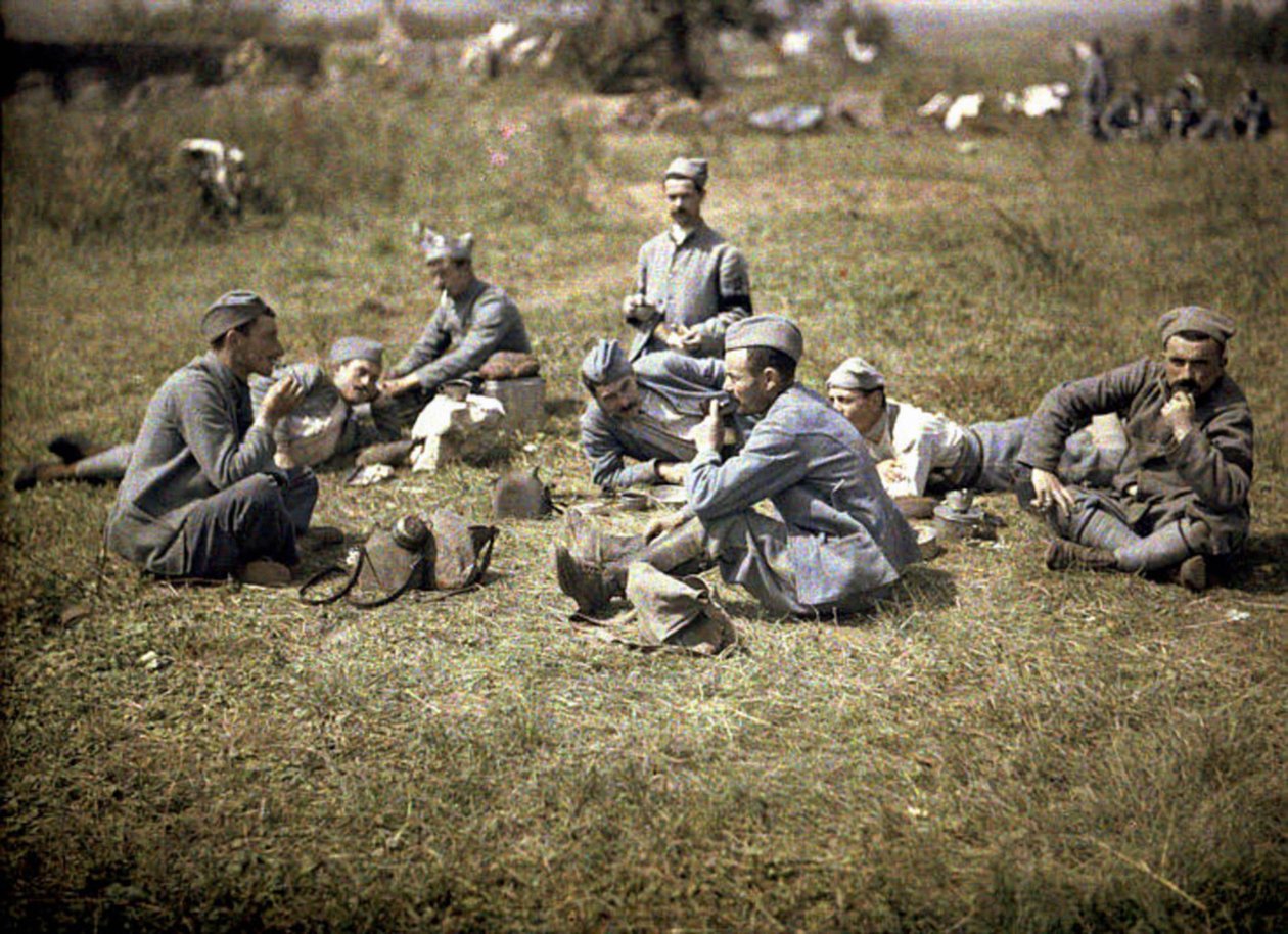 Soldados descansando depois de uma refeição, Aisne, França, 1917 (autocrômico) de Fernand Cuville