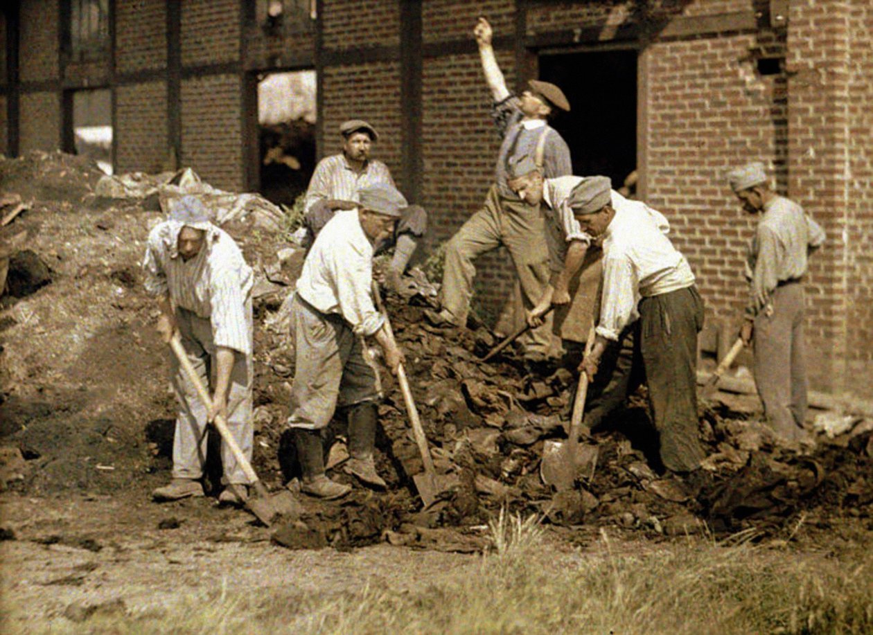 Soldados trabalhando com pás nos escombros de um edifício, Soissons, Aisne, França, 1917 (autocrômico) de Fernand Cuville