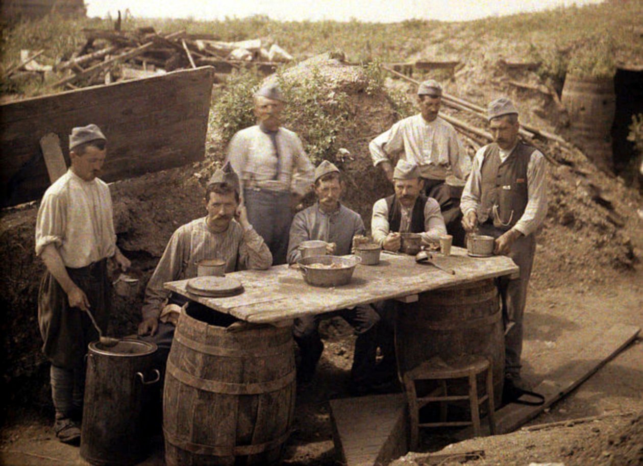 Distribuição de sopa nas trincheiras francesas na parte traseira da frente, Soissons, Aisne, França, 1917 (autocrômico) de Fernand Cuville