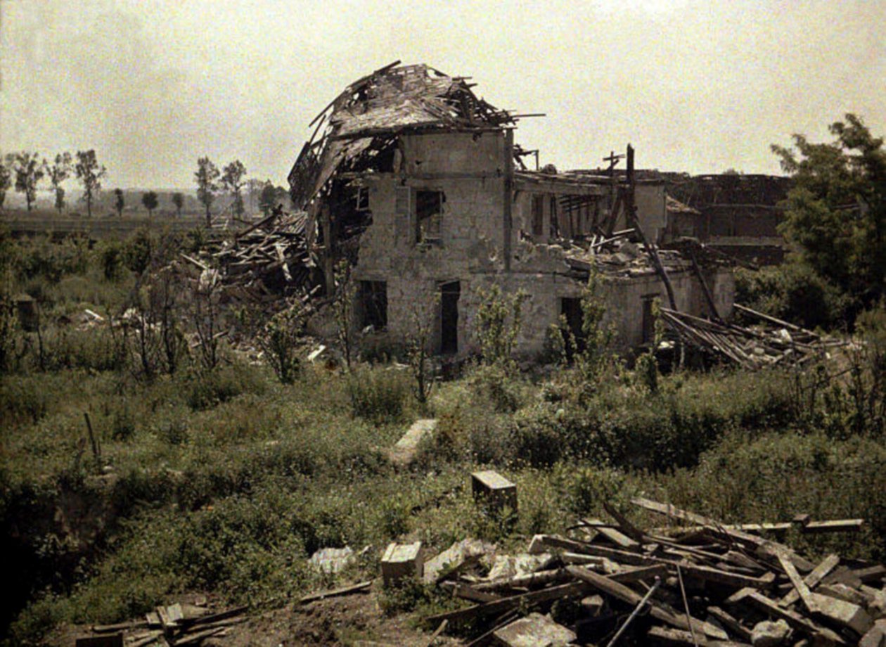 O edifício da fazenda Boevre em ruínas, Soissons, Aisne, França, 1917 (autochrome) de Fernand Cuville