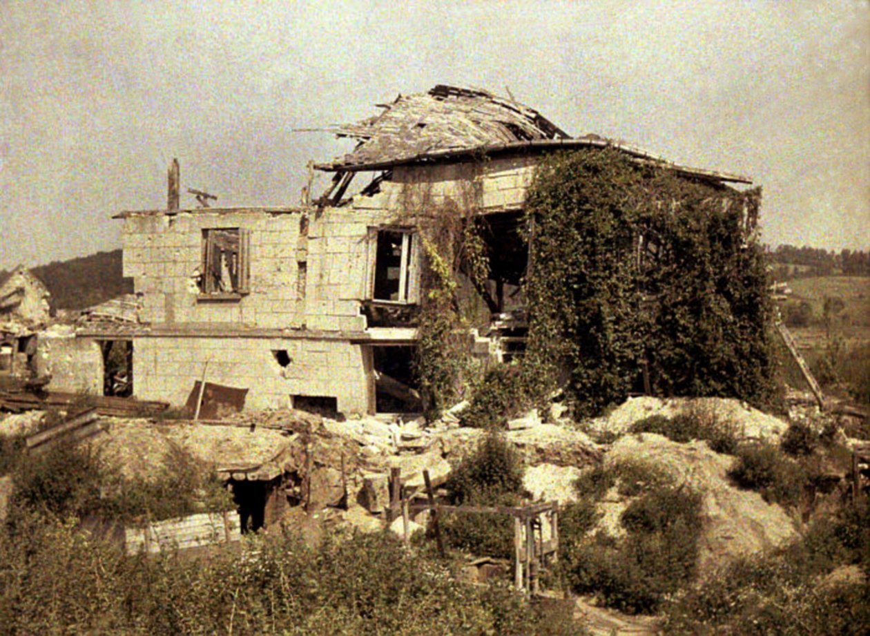 O edifício da fazenda Boevre em ruínas, Soissons, Aisne, França, 1917 (autochrome) de Fernand Cuville