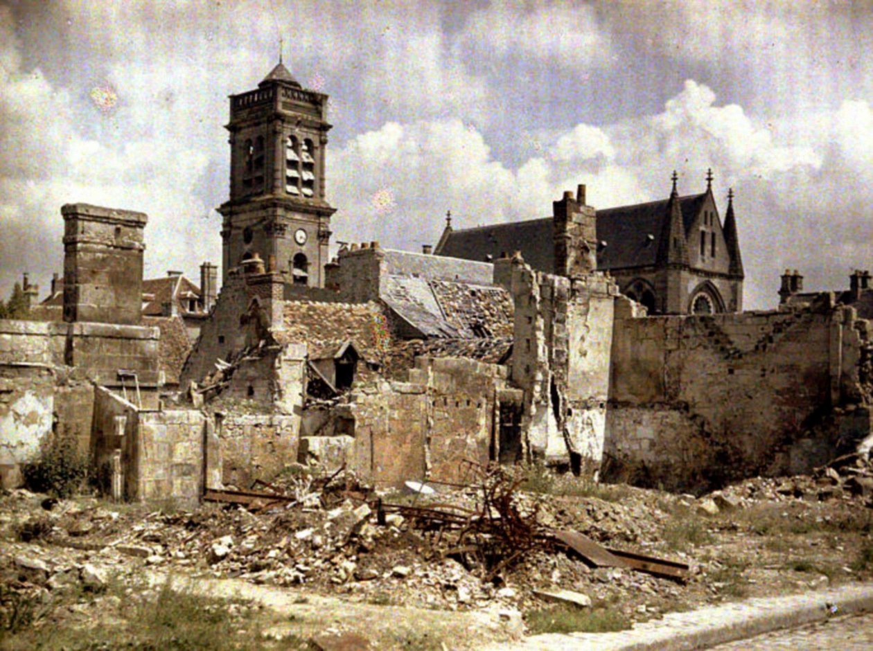 A igreja e edifícios destruídos na Rue du Coq Lombard, Soissons, Aisne, França, 1917 (autocrômico) de Fernand Cuville