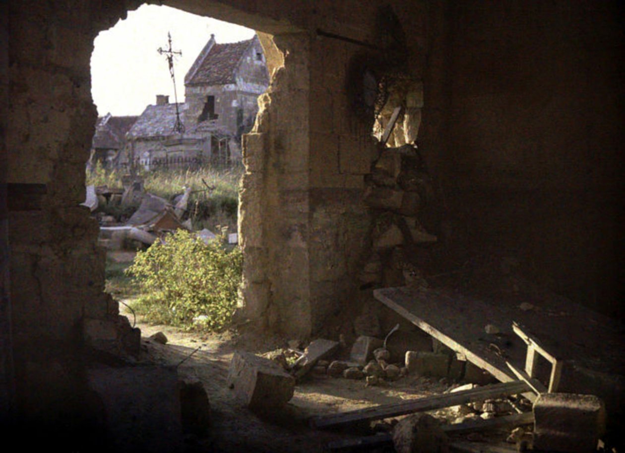 A igreja danificada com um buraco através do qual as casas podem ser vistas, Thiescourt, Oise, França, 1917 (autocrochrome) de Fernand Cuville