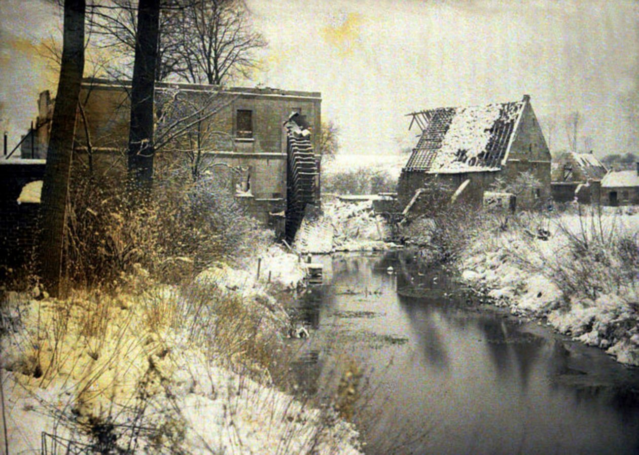 O moinho de água danificado do castelo na neve, Chaulnes, Somme, França, 1917 (autochrome) de Fernand Cuville
