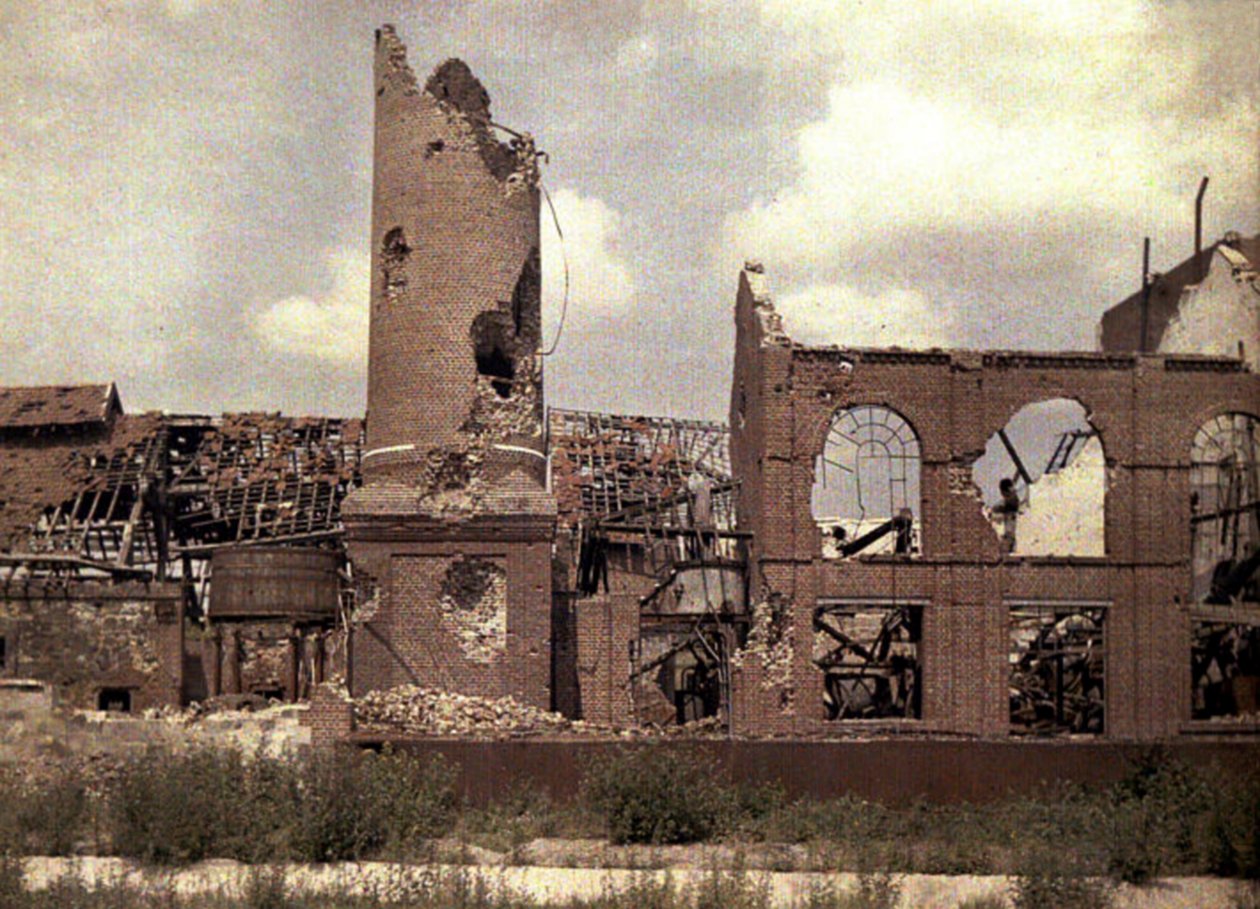 A destilaria destruída após a retirada dos alemães, Bucy-le-Long, Aisne, França, 1917 (autocrômico) de Fernand Cuville
