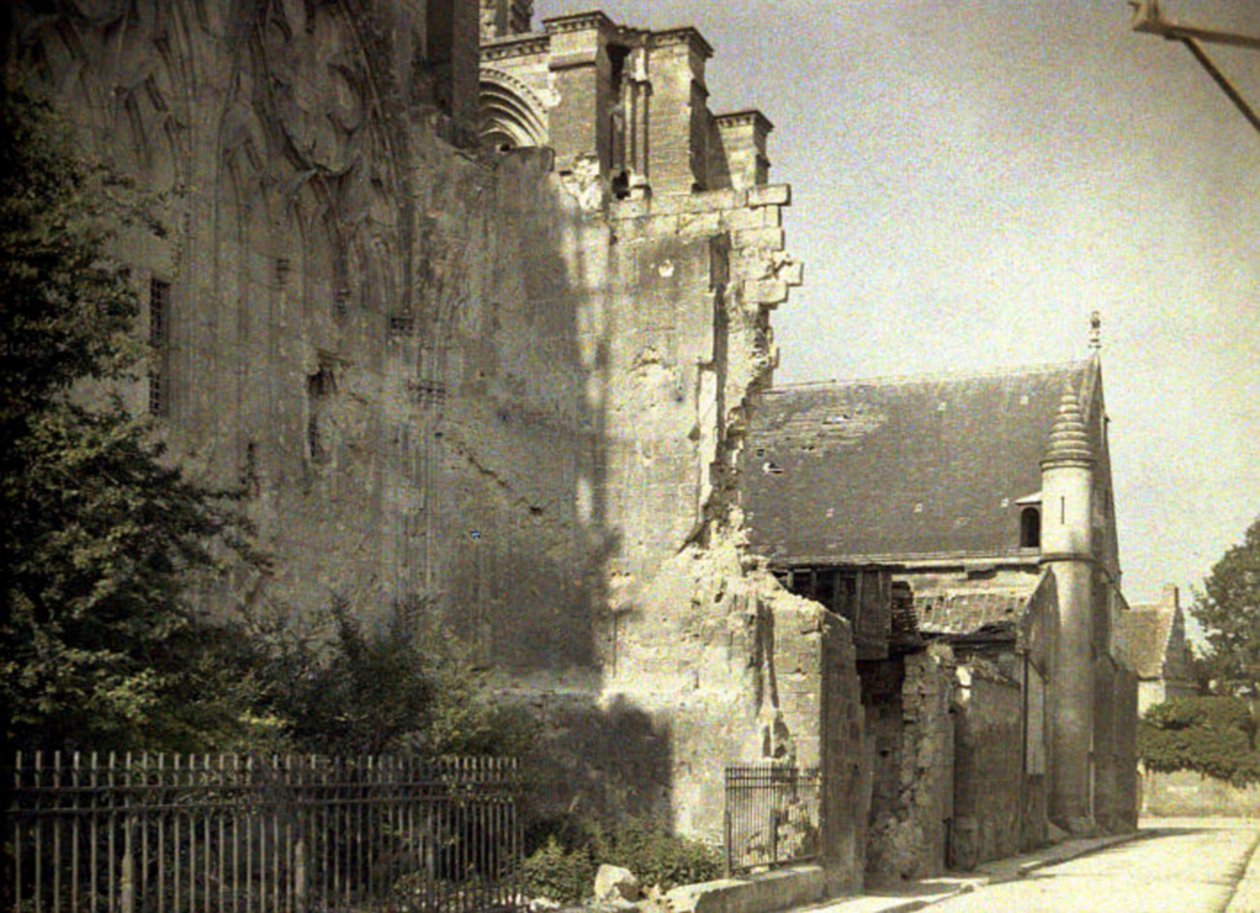 A fachada norte da Catedral de Saint-Gervaise-et-Saint-Protais, iniciada em 1180 e gravemente danificada durante a guerra, Soissons, Aisne, França, 1917 (autocrômico) de Fernand Cuville