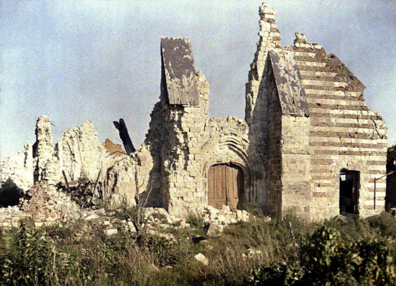 Os restos da igreja danificada, Marchelepot, Somme, França, 1917 (autocrômico) de Fernand Cuville
