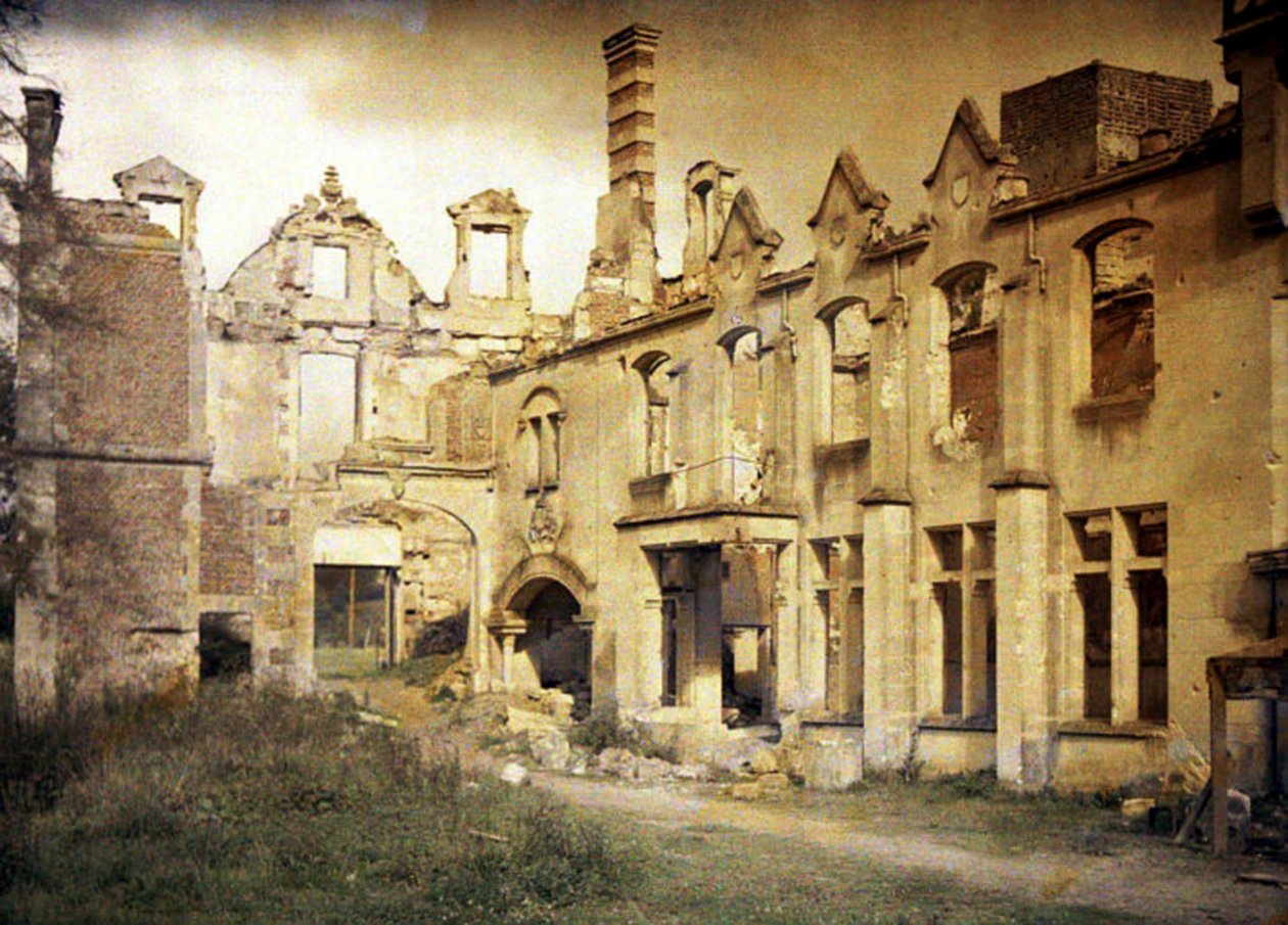 As ruínas do castelo após o retiro dos alemães, Noyon, Oise, França, 1917 (autocrômico) de Fernand Cuville