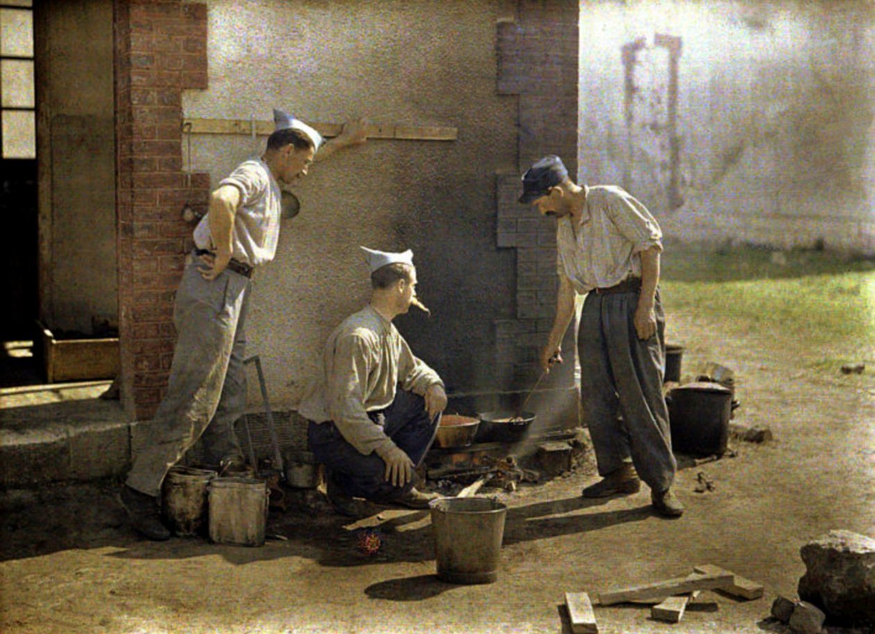 Três, soldados franceses, cozinhar, almoço, ligado, um, fogo aberto, Soissons, Aisne, frança, 1917, (autochrome) de Fernand Cuville