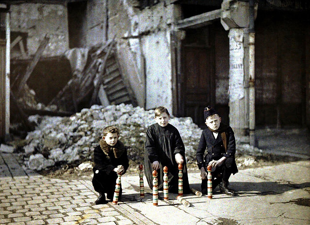 Três crianças brincando com pinos de boliche na Place Drouet d&39;Erlon, Reims, Marne, França, 1917 (autochrome) de Fernand Cuville