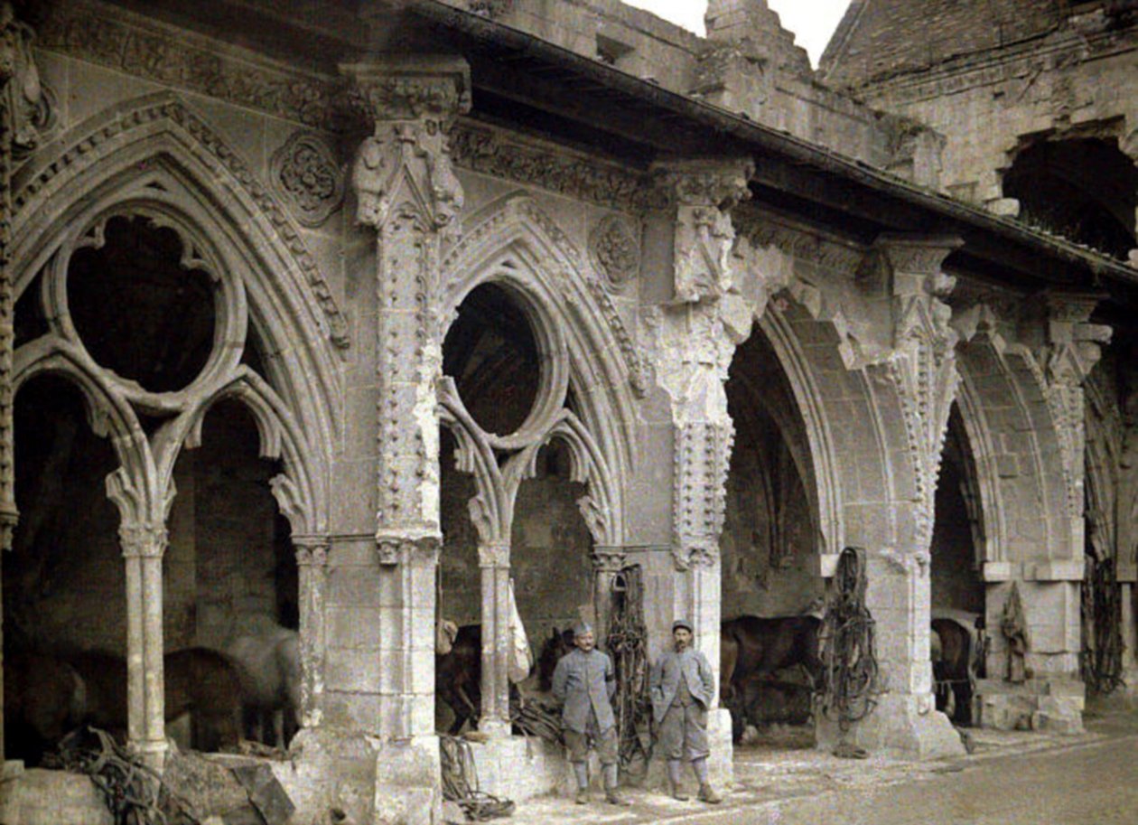 Dois soldados franceses e cavalos no claustro da abadia de Saint-Jean-des-Vignes, que foi fortemente danificada pelo fogo de artilharia, Soissons, Aisne, França, 1917 (autocrochrome) de Fernand Cuville