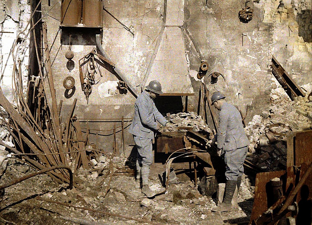 Dois soldados franceses trabalhando em uma forja destruída por granadas, Reims, França, 1917 (autochrome) de Fernand Cuville