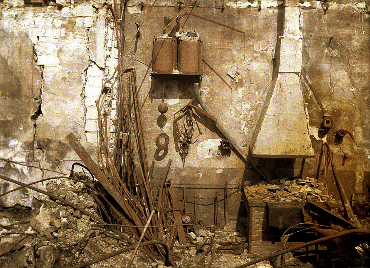 Vista de uma forja destruída por granadas, Reims, França, 1917 (autochrome) de Fernand Cuville