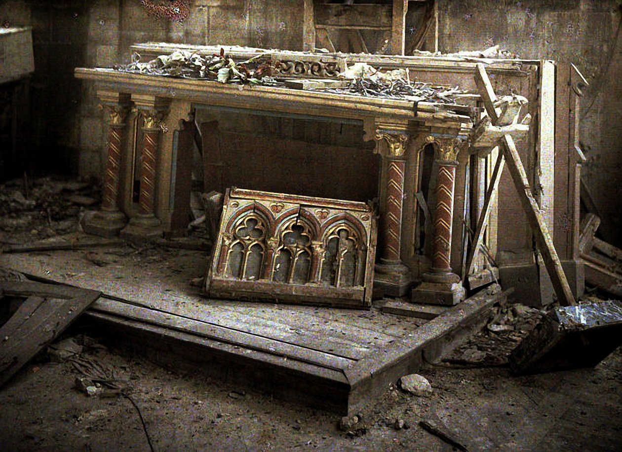 Vista do altar, Capela das Obras, Catedral de Saint-Gervais-et-Saint-Protais, Soissons, Aisne, França, 1917 (autocrômico) de Fernand Cuville