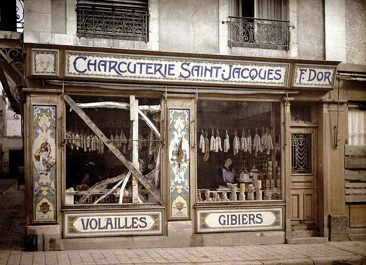 Mulher, em, a, janela, de, um, açougue, reims, marne, frança, 1917, (autochrome) de Fernand Cuville