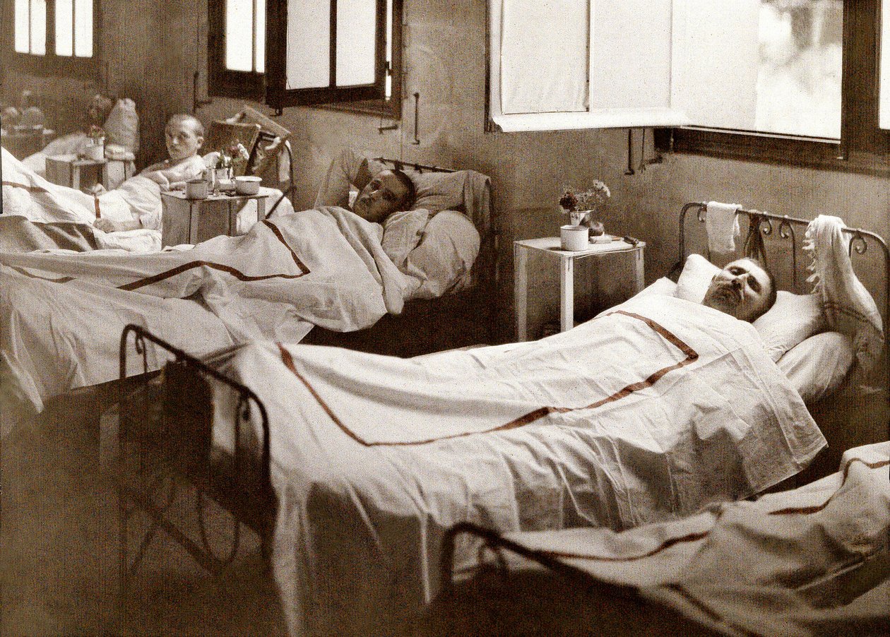 Soldados feridos do campo de batalha perto de Laffaux no Hospital Saint-Paul durante a Primeira Guerra Mundial, Soissons, Aisne, França, 1917 de Fernand Cuville