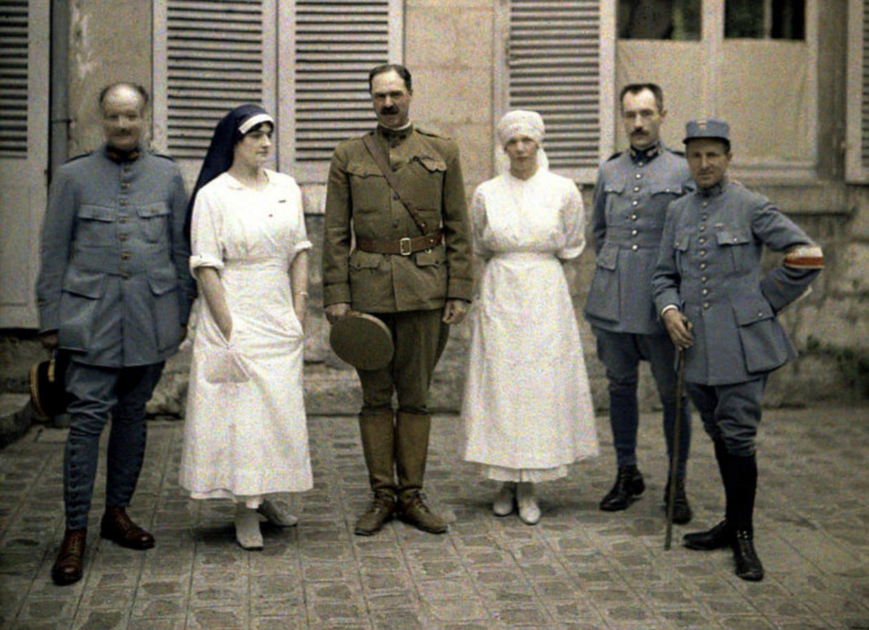 Médicos militares franceses e enfermeiras em frente ao Hospital Saint-Paul, Soissons, Aisne, França, 1917 (autocrômico) de Fernand Cuville