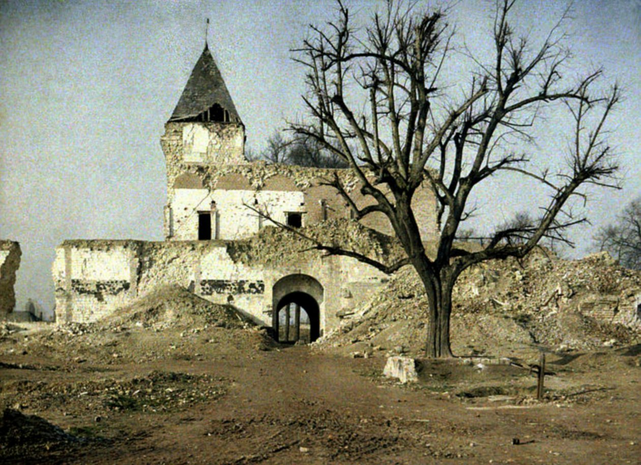 Castelo fortemente danificado e a árvore onde Napoleão III descansou, Ham, Somme, França, 1917 (autocrômico) de Fernand Cuville