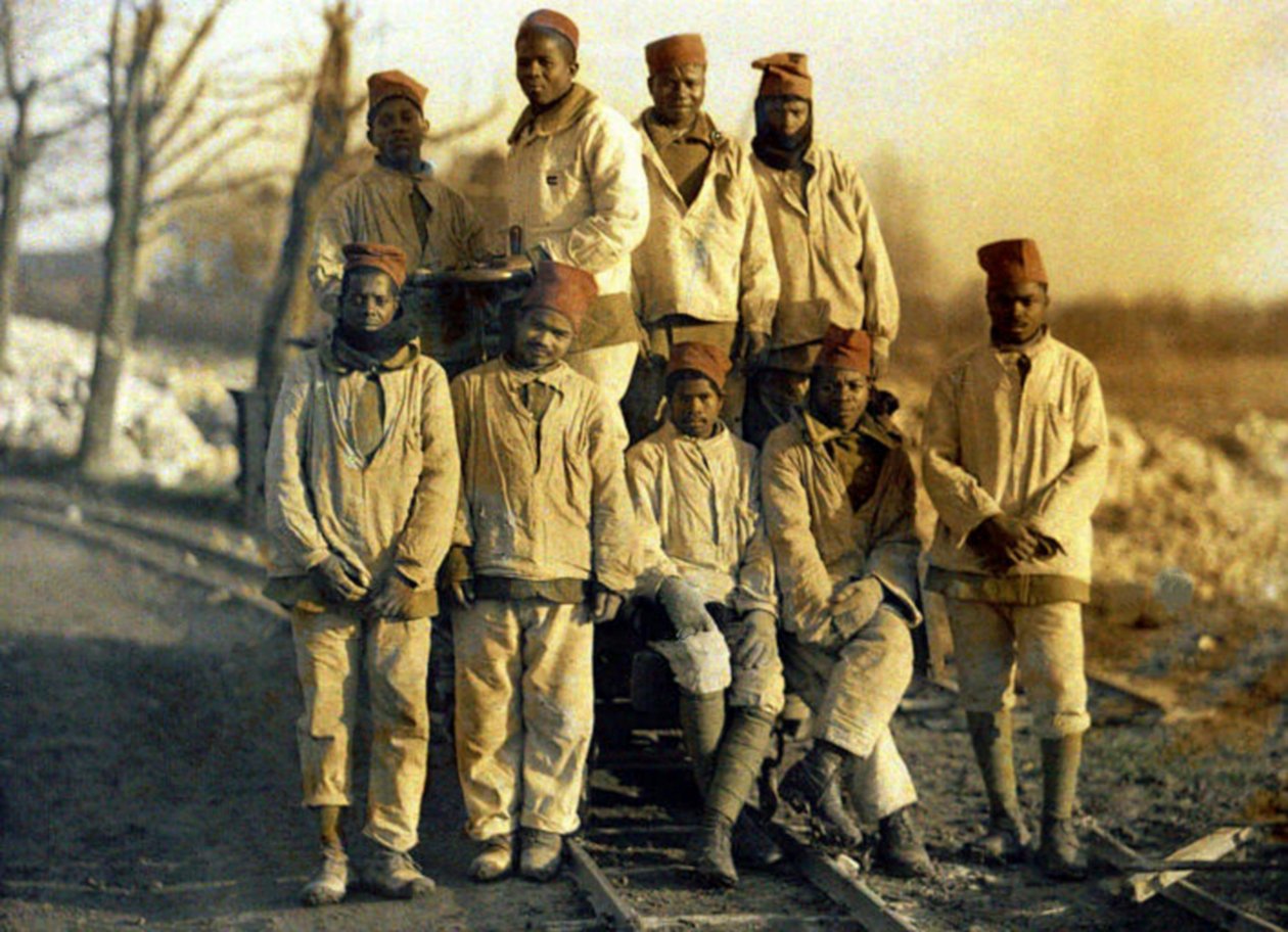 Trabalhadores senegaleses com uma ferrovia, Ham, Somme, França, 1917 (autocrômico) de Fernand Cuville