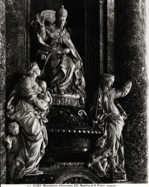 Monumento ao Papa Inocêncio XII (1615-1700) (mármore) (foto a p/b) de Filippo Della Valle