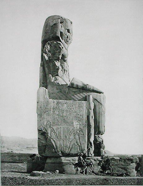 Estátua Colossal, Templo de Amenhotep III (c.1417-1379 AC) Tebas, publicado c.1900 (fotogravura) de Fils Goupil