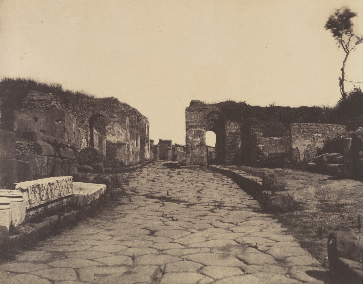 Pompéia, Rua de Pompeu, Monumento Túmulo de Mamia, ca. 1853. de Firmin Eugène Le Dien