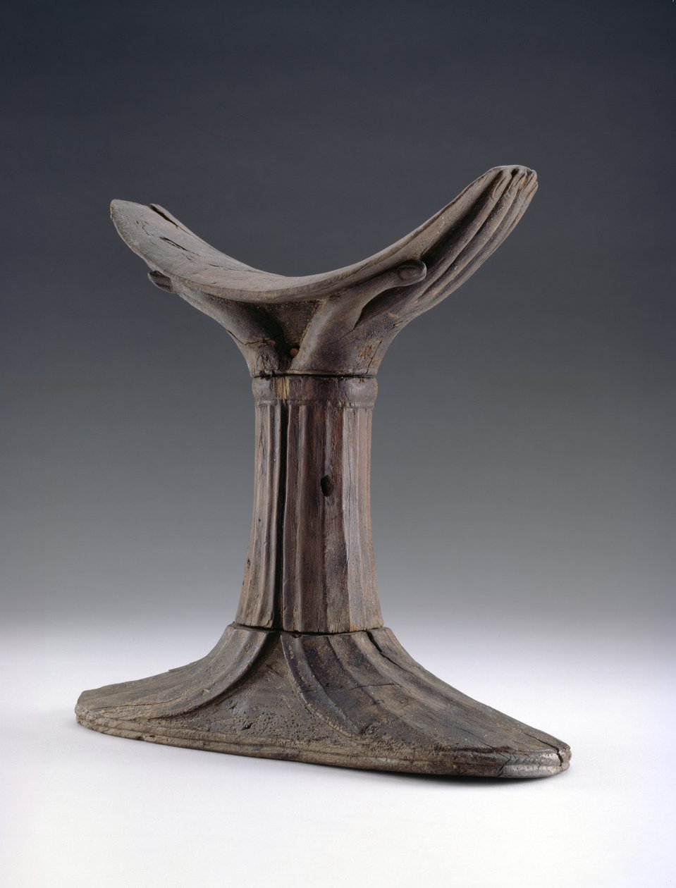 Encosto de cabeça de madeira, o capacete esculpido em forma de um par de mãos em concha de madeira de First Intermediate Period Egyptian