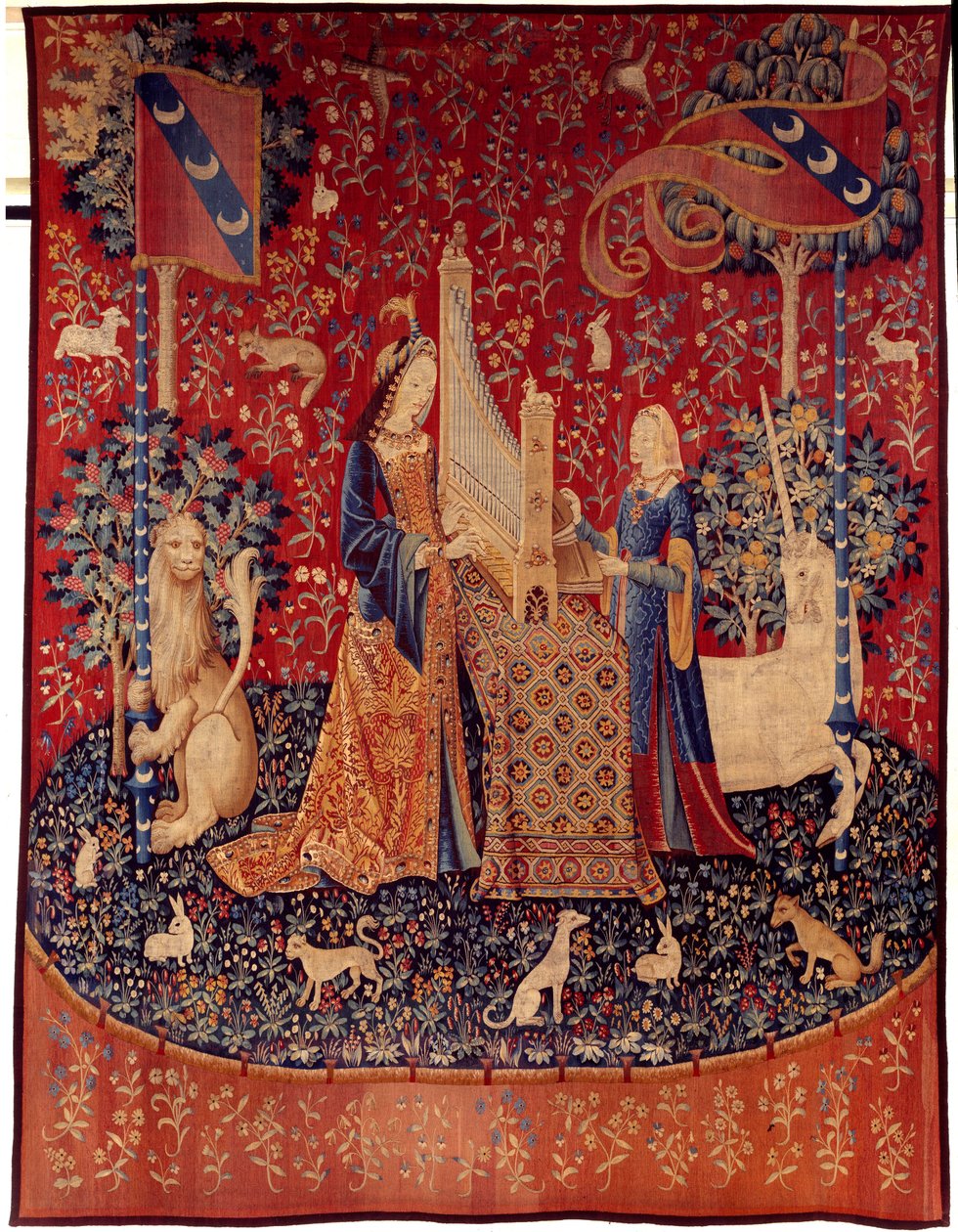 Cortina da Senhora do Unicórnio (Lady of the Unicorn): audição. Tapeçaria de lã e seda feita entre 1484 e 1500. Do Chateau de Boussac, Creuse. Dim. 3,7x4,7 m. Paris, Museu Nacional da Idade Média, Termas de Cluny. de Flemish School