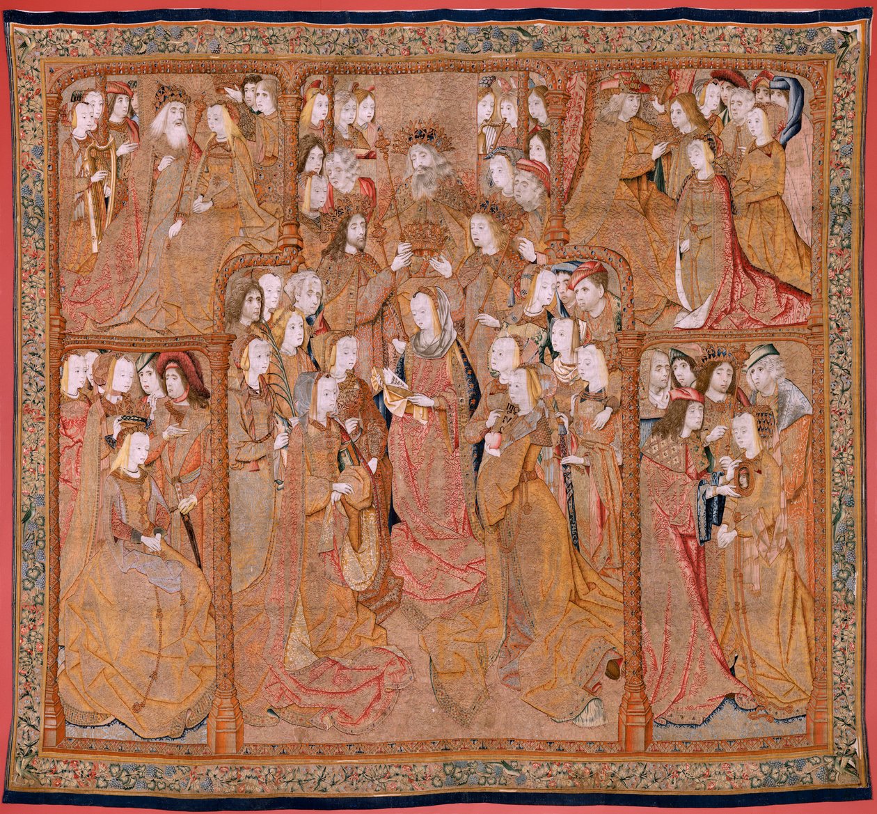 Tapeçaria flamenga. Série Devotion of Our Lady ou Panos de Ouro. A Coroação da Virgem (La Coronación de la Virgen). A quarta tapeçaria da série. Modelo cartoonista do círculo de Colyn de Coter. Fabrico Pieter van Aelst, Bruxelas. Ca 1500-15 de Flemish School