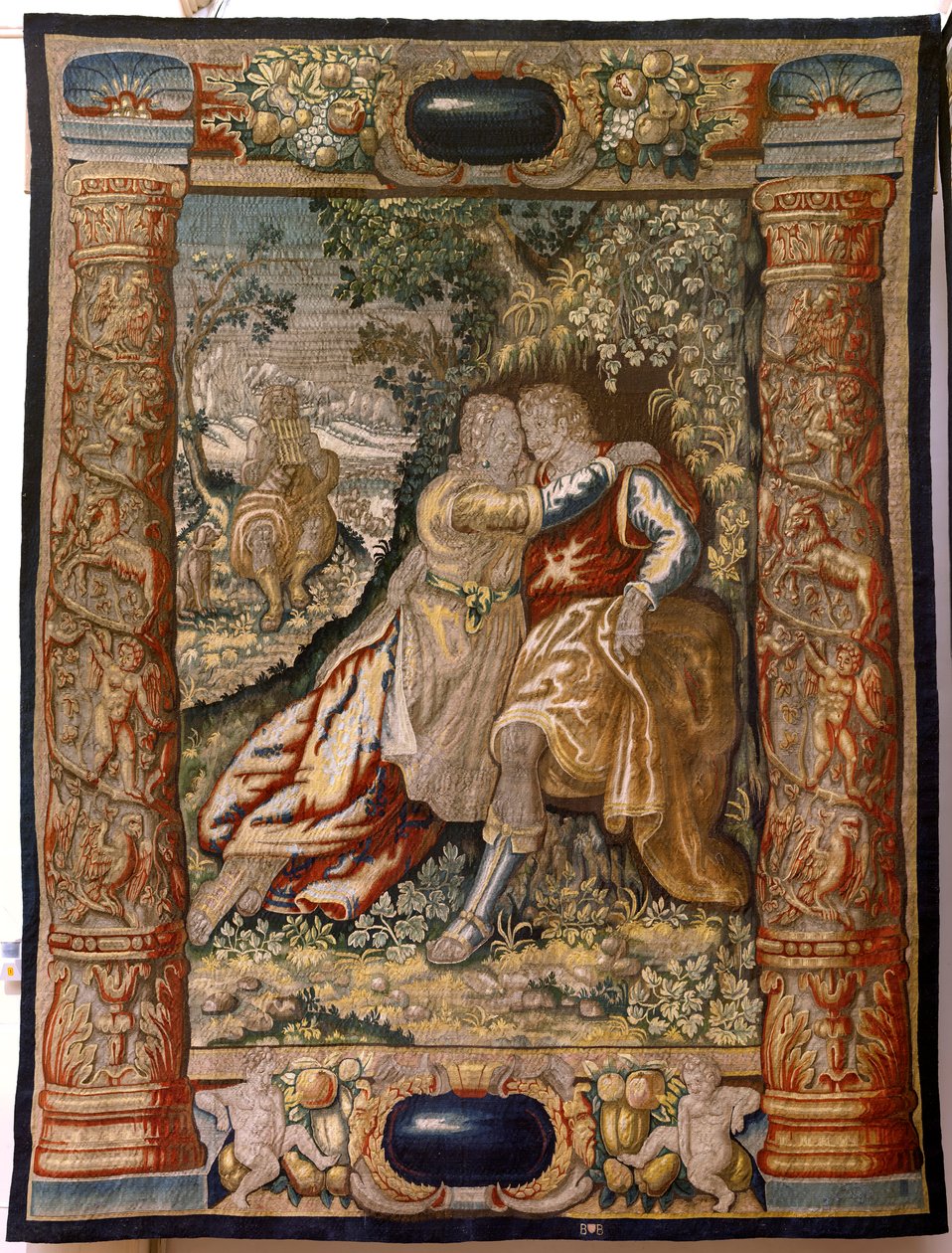 Tapeçaria flamenga. Série Gallantry (Galante). Casal com músico (Pareja con músico). Fabrico em Bruxelas, início do século XVII. Tecido de seda e lã, 5/6 urdiduras por cm. Tamanho 348 x 263 cm. Localização Igreja de San Millán de la Cogolla, Oncala (Soria) de Flemish School