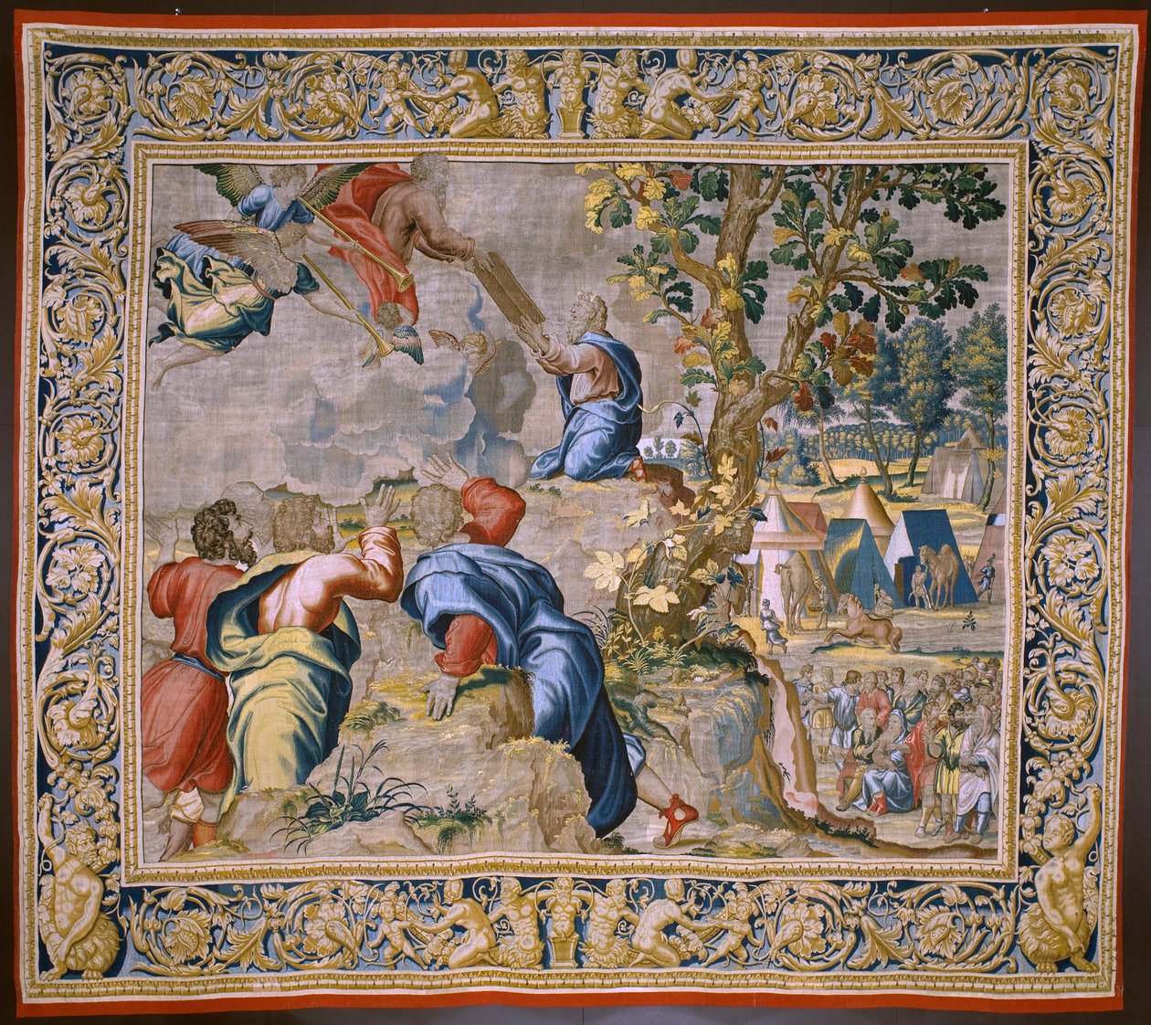 tapeçaria flamenga. Série A História de Moisés. Moisés no monte Sinai. Atelier Joost van Herzele. cerca de 1550. de Flemish School