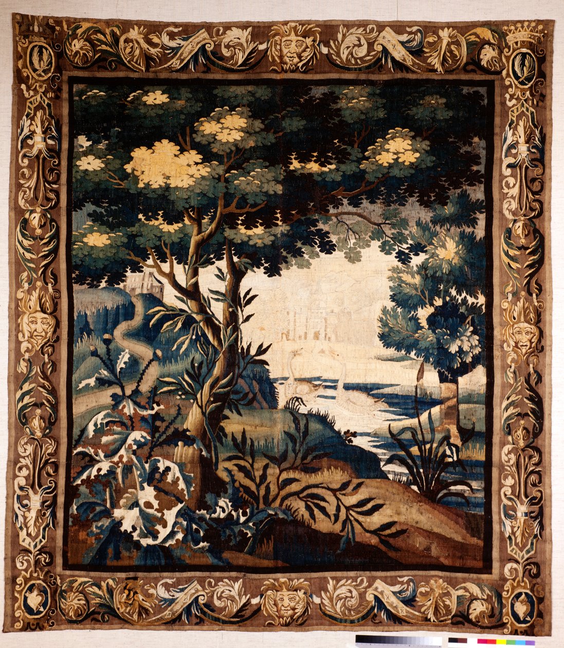 Tapeçaria flamenga. A chamada "verdure". Fabrico de Oudenaarde. Colecção privada. Século XVII (?). de Flemish School