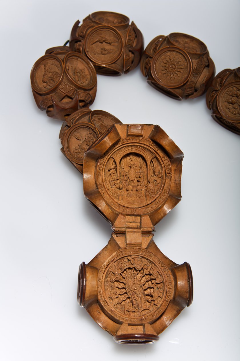 O rosário de Henrique VIII, detalhe da conta aberta Pater bead(boxwood) de Flemish School