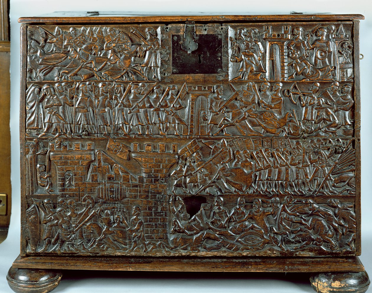 O Baú de Courtrai representando cenas da Batalha das Esporas Douradas disputada em Courtrai em 1302 (madeira) de Flemish School